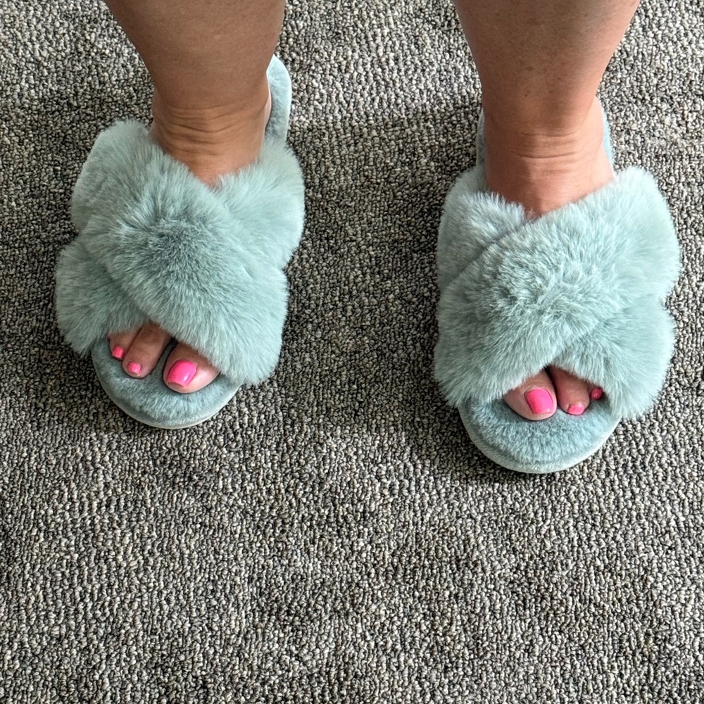 Fuzzy slippers women’s 5-6